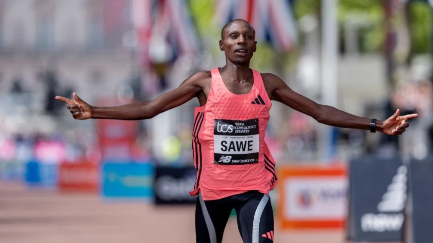 VIDEO: Rompió récord mundial en maratón de Londres y se convirtió en el primero en correrlo en menos de dos horas