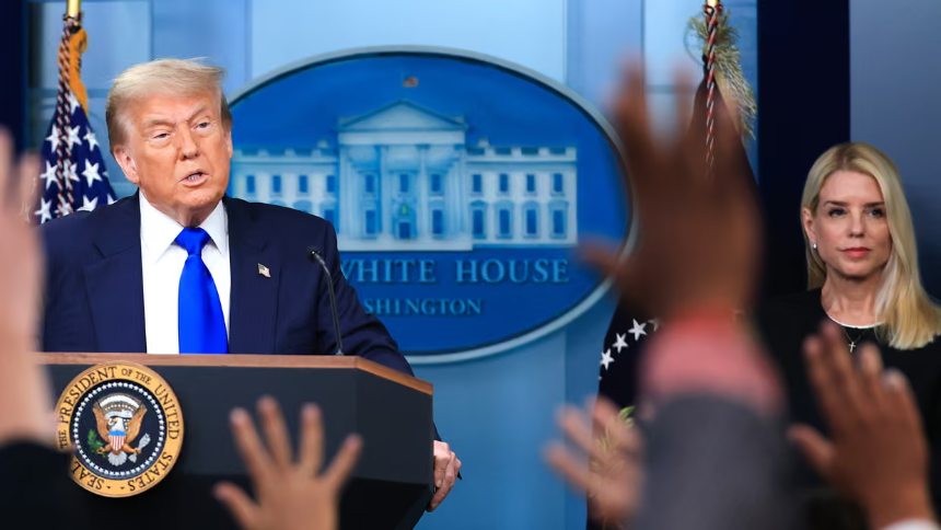 Pam Bondi, la leal fiscal general que se quemó por defender a Trump y perdió su confianza