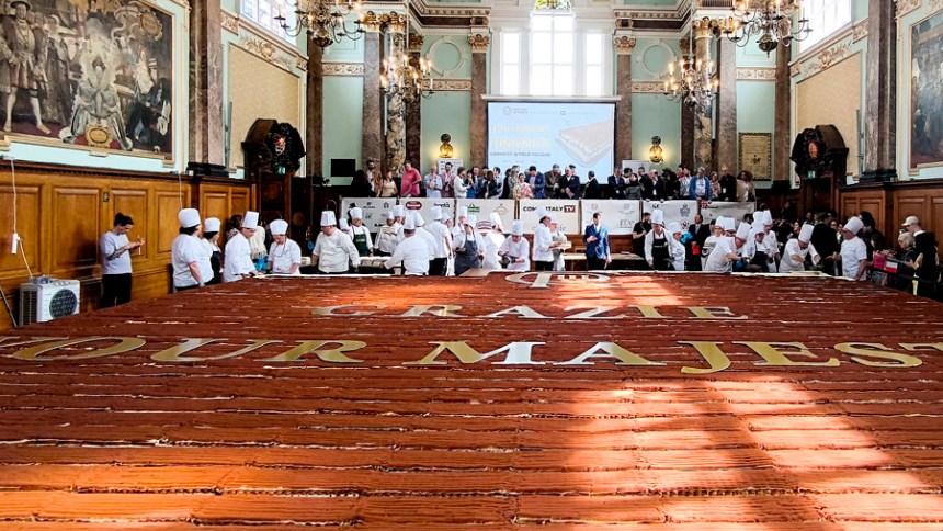 EN VIDEO: Así quedó el tiramisú de más de 440 metros de longitud que impuso un nuevo récord Guinness
