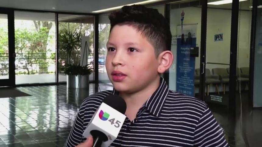 Un juez de Houston evitó la deportación de Wilfredo, un niño venezolano de 10 años, quien enfrenta solo a la justicia migratoria de Estados Unidos y se ha convertido en el rostro más vulnerable de un sistema que obliga a menores a defenderse sin abogado mientras sus familias permanecen detenidas o separadas. 